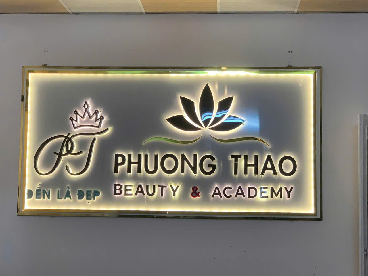 Bảng hiệu chữ nổi có chiếu sáng trong nhà