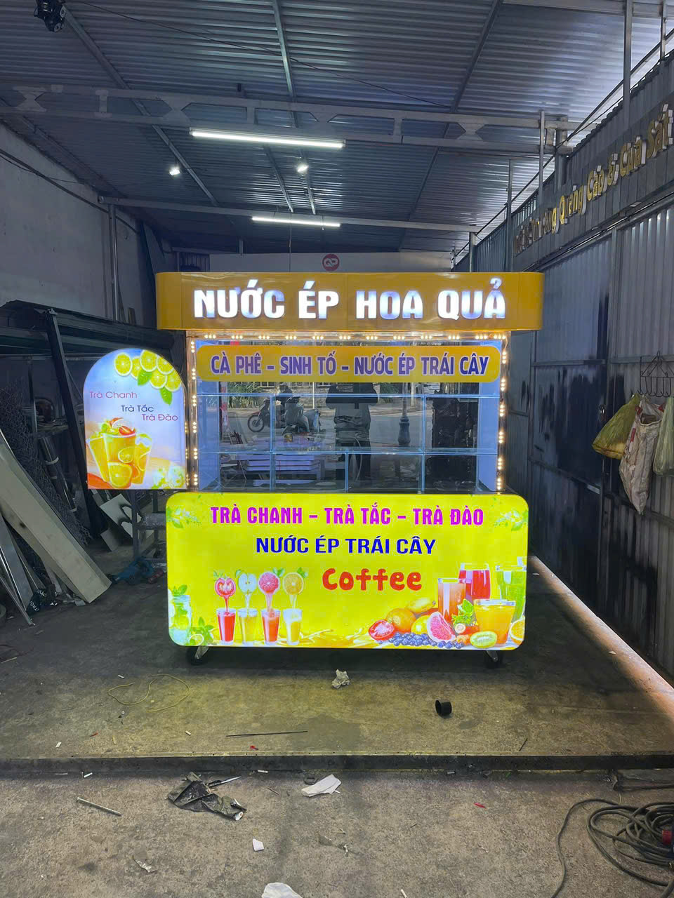 Bảng quảng cáo in màu đặt trong không gian gia công