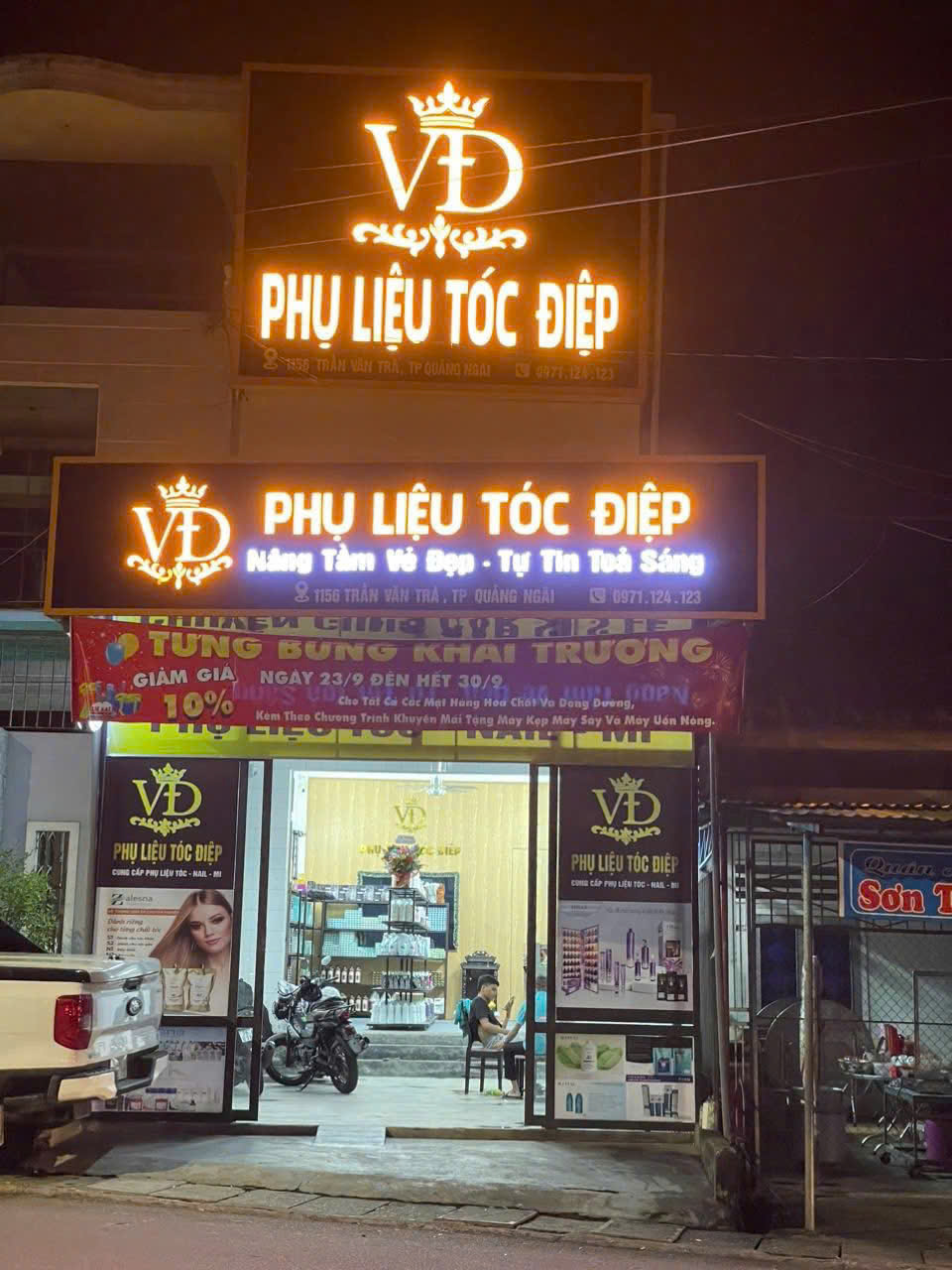 Bảng hiệu chữ nổi có chiếu sáng tại một mặt tiền cửa hàng