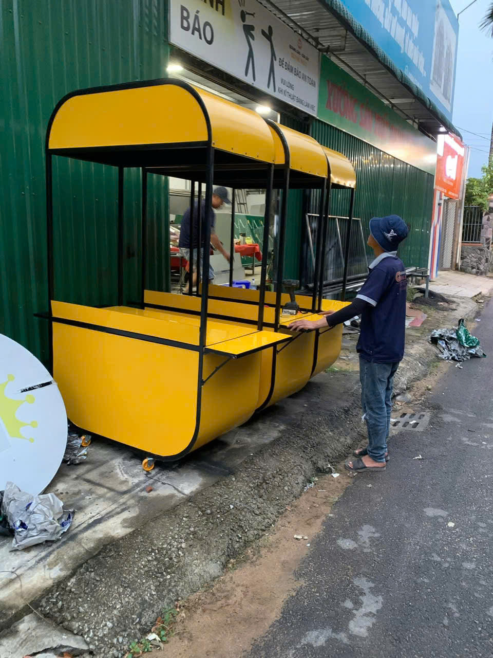 Quầy bán hàng di động màu vàng có mái che