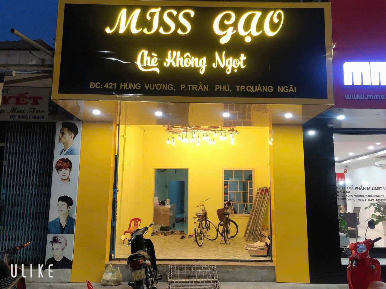 Bảng hiệu cửa hàng nền tối có chữ phát sáng màu vàng